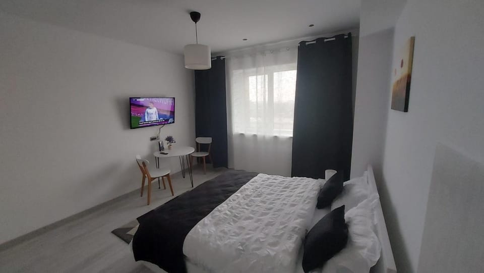 Bed, TV and multimedia, Bedroom