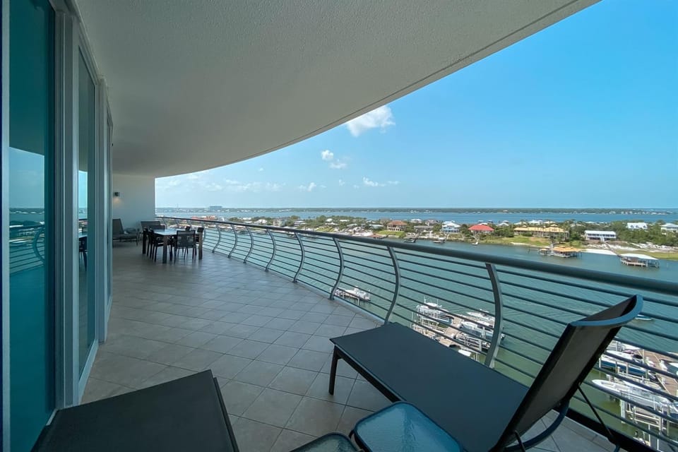 Bella Luna 1006 - Dream Vacation-Upscale Large Luxury Condo-Sleeps 10 Apartment in Ono Island