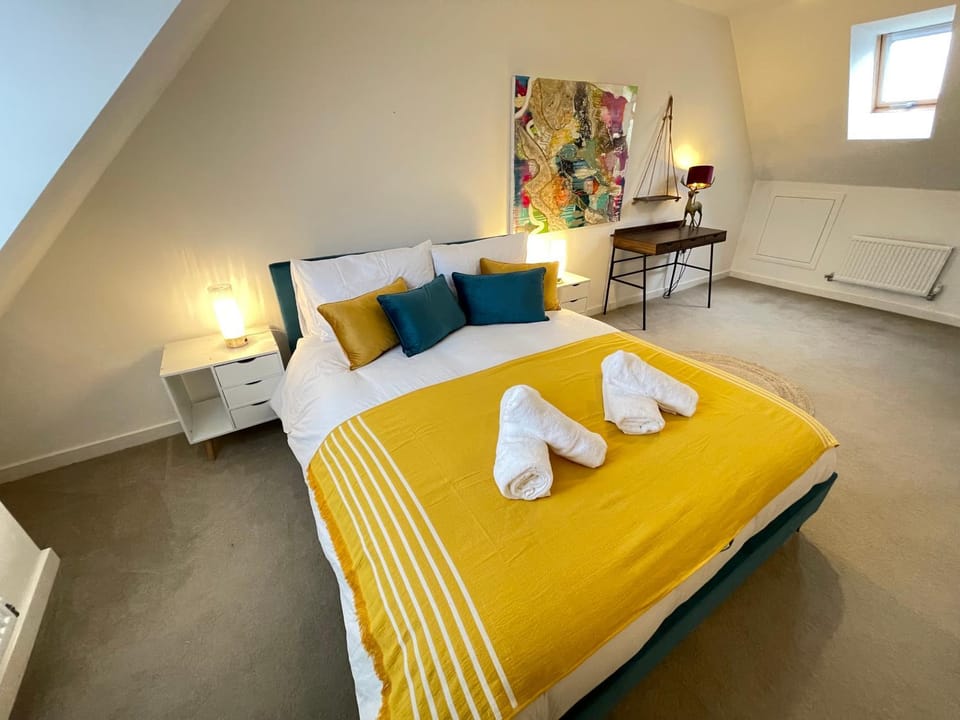 Bed, Bedroom, towels