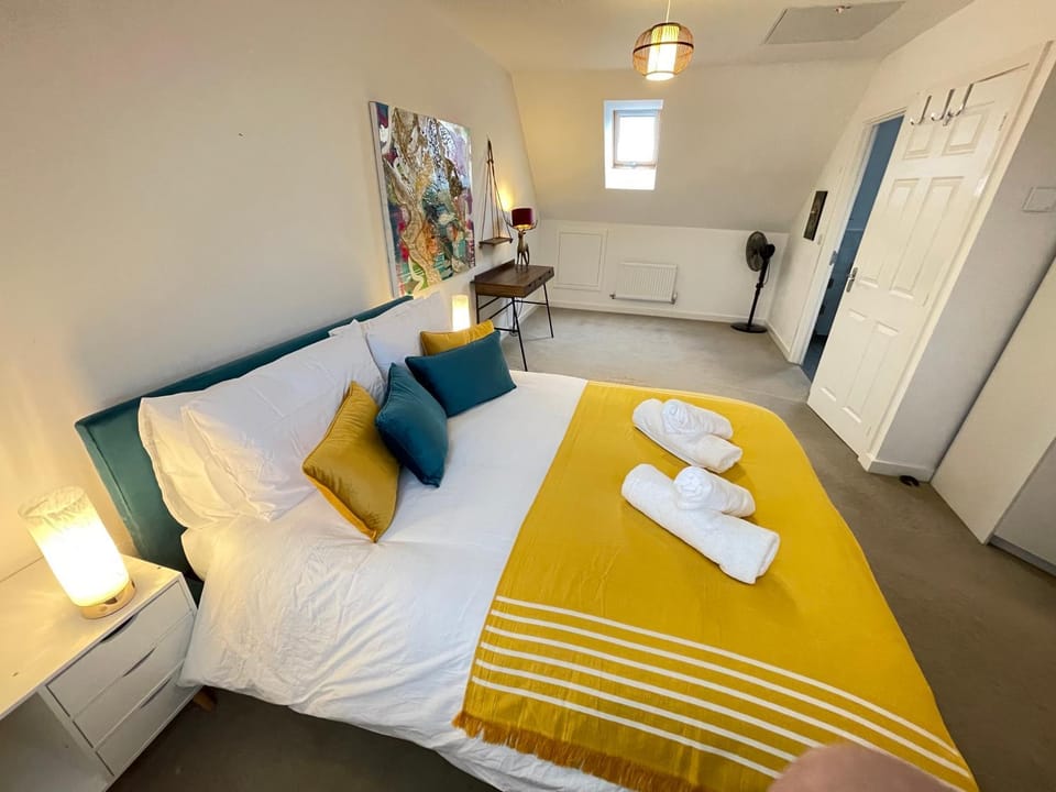 Bed, Photo of the whole room, Bedroom, towels