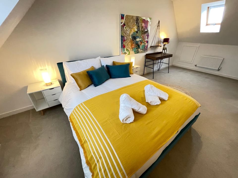 Bed, Bedroom, towels