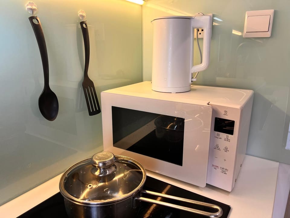 Kitchen or kitchenette, microwave, stove