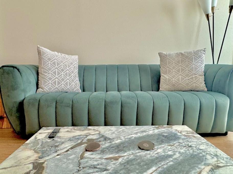 Cozy Large 1 Bedroom Condo by UCLA Apartment hotel in Westwood