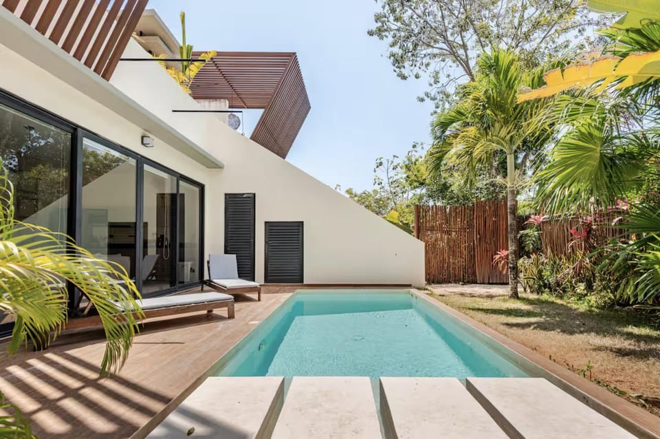 Property building, Day, Garden, Garden view, Pool view, Swimming pool, sunbed