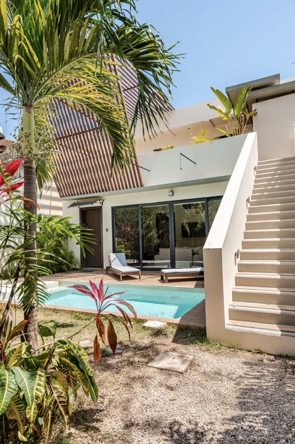 Property building, Day, Garden, Garden view, Pool view, Swimming pool, sunbed