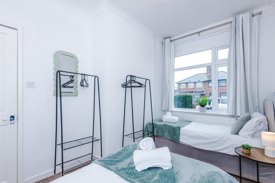 Bed, Bedroom, towels
