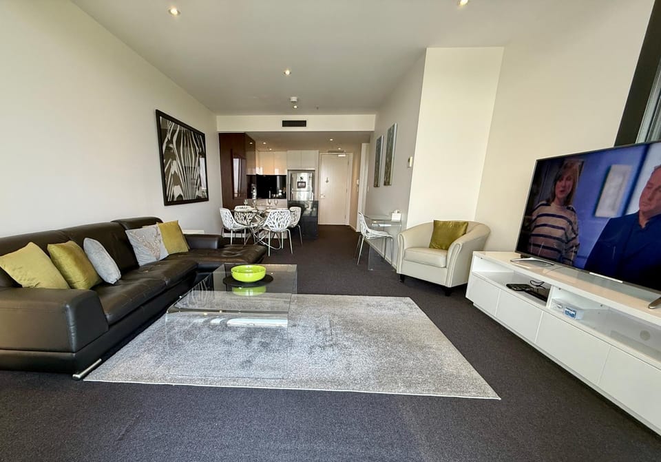 TV and multimedia, Kitchen or kitchenette, Living room, Seating area, Dining area