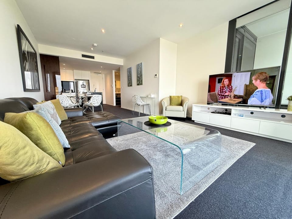 TV and multimedia, Living room, Seating area, Evening entertainment