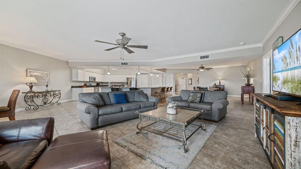 Admirals Quarters 405-Large Beachfront-4 Bedrooms with 3 Kings-Gorgeous-Views Apartment in Orange Beach