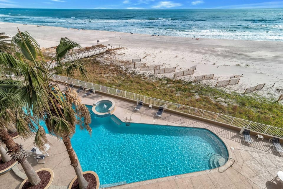 Admirals Quarters 405-Large Beachfront-4 Bedrooms with 3 Kings-Gorgeous-Views Apartment in Orange Beach