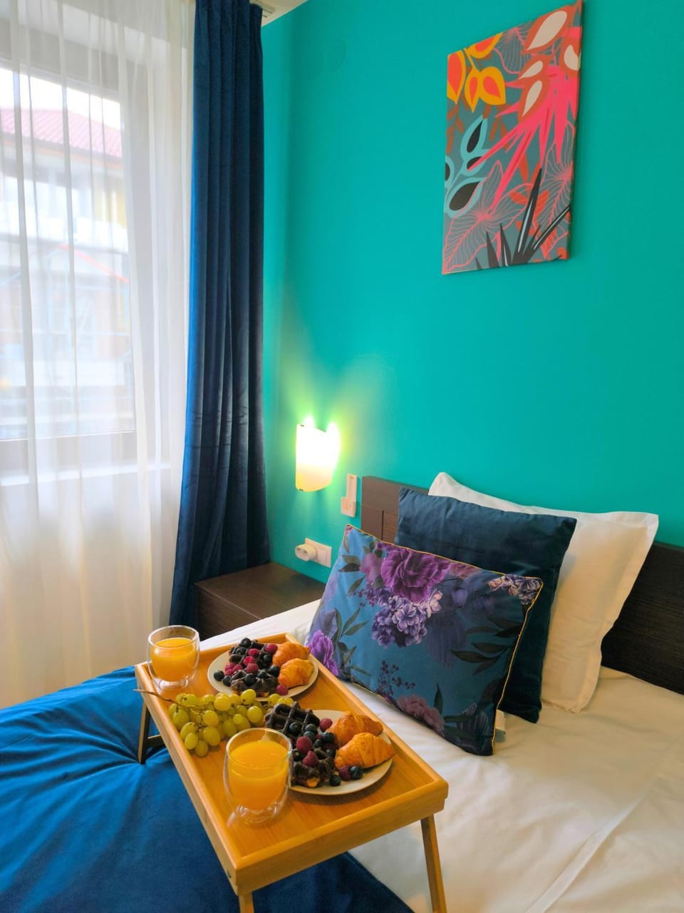 Bed, Photo of the whole room, Seating area, Bedroom, Food