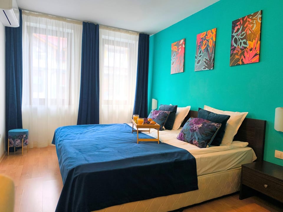 Bed, Photo of the whole room, Seating area, Bedroom