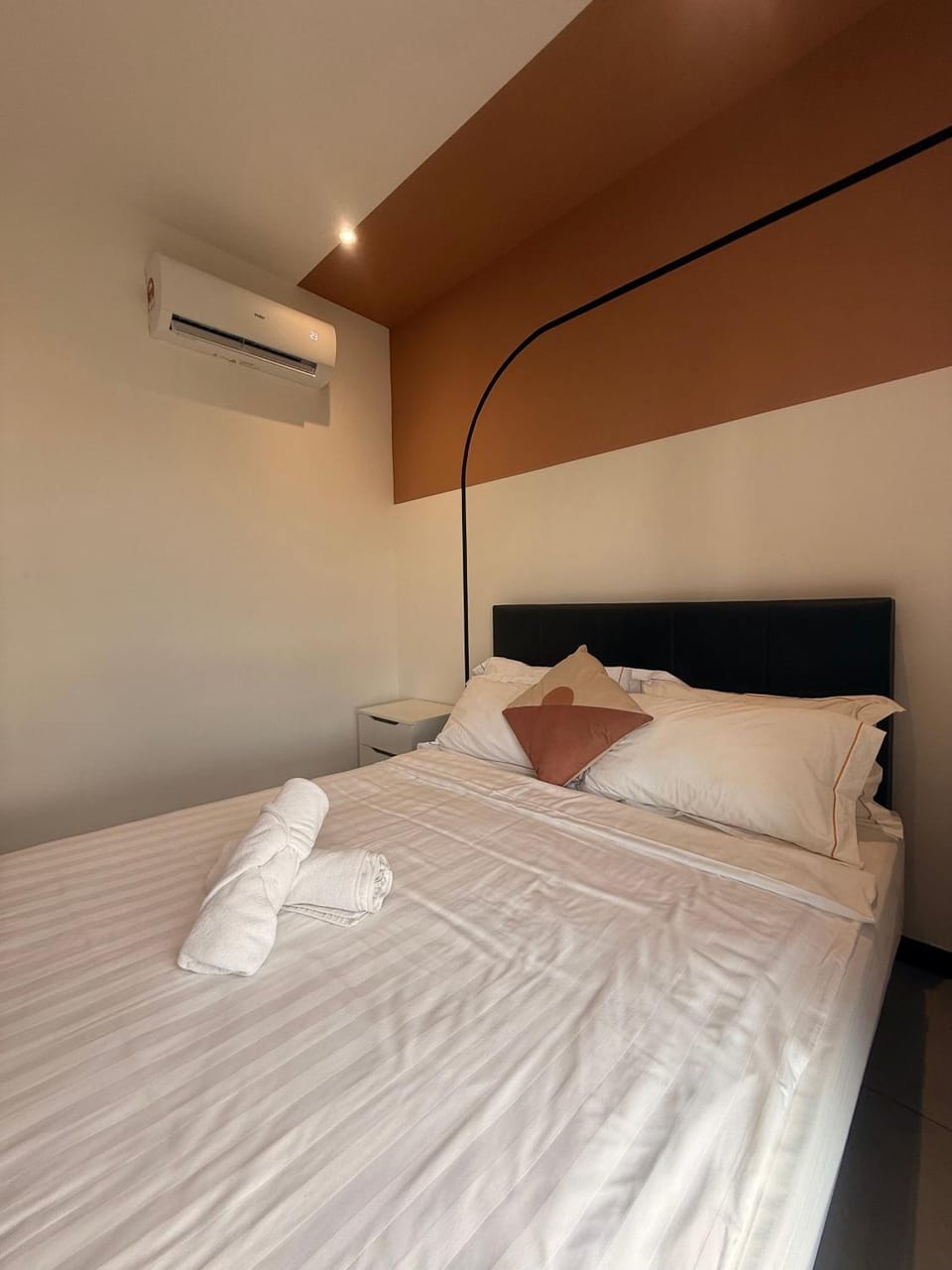 Bed, Bedroom, towels, air conditioner