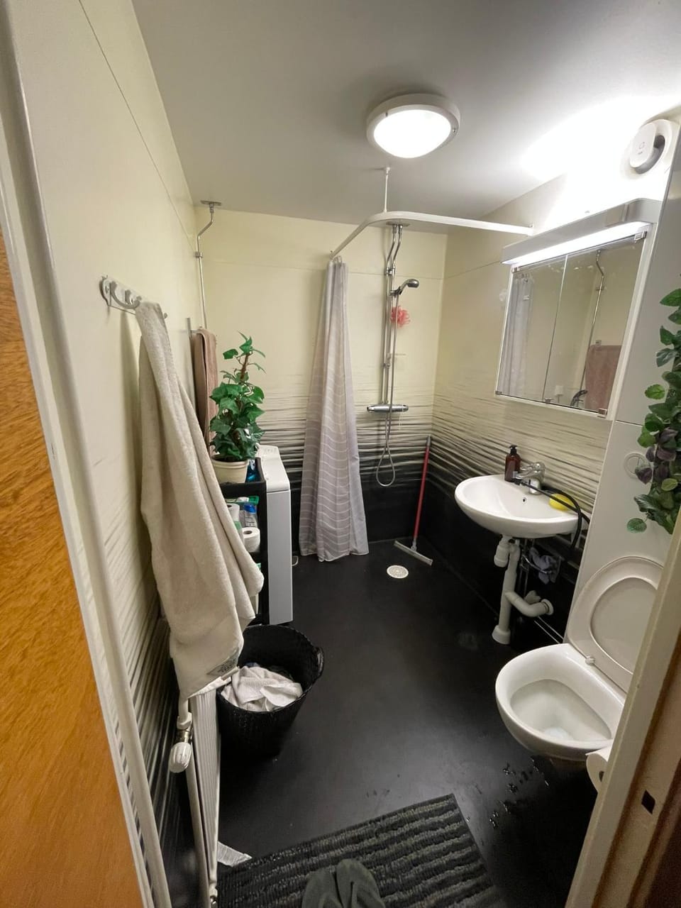 Shower, Toilet, Bathroom, bidet, towels