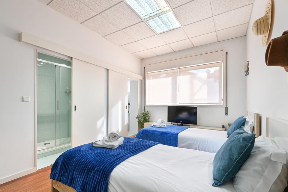 Bed, TV and multimedia, Bedroom