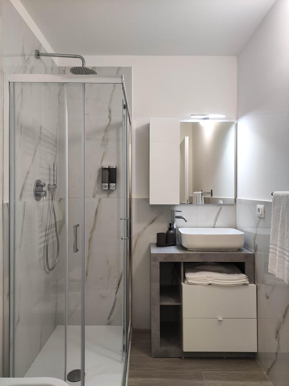 Shower, Bathroom, towels