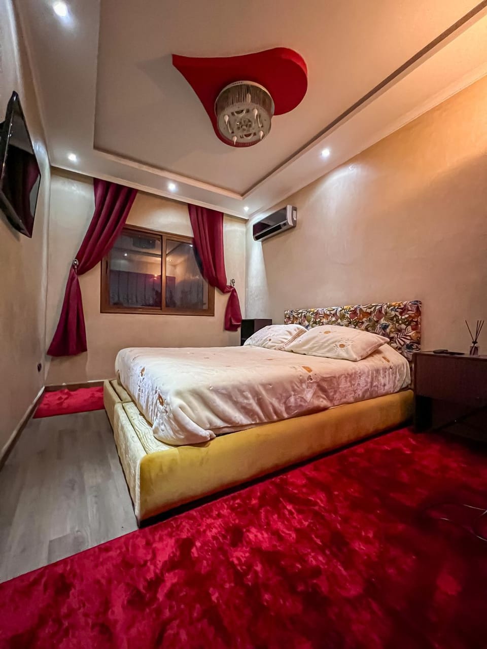 Communal lounge/ TV room, Bed, TV and multimedia, View (from property/room), Photo of the whole room, Evening entertainment, Bedroom, Pool view