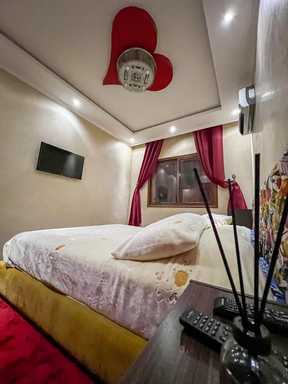 Bed, TV and multimedia, Photo of the whole room, Bedroom, towels