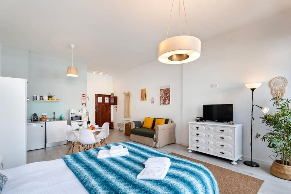 Bed, TV and multimedia, Kitchen or kitchenette, Photo of the whole room