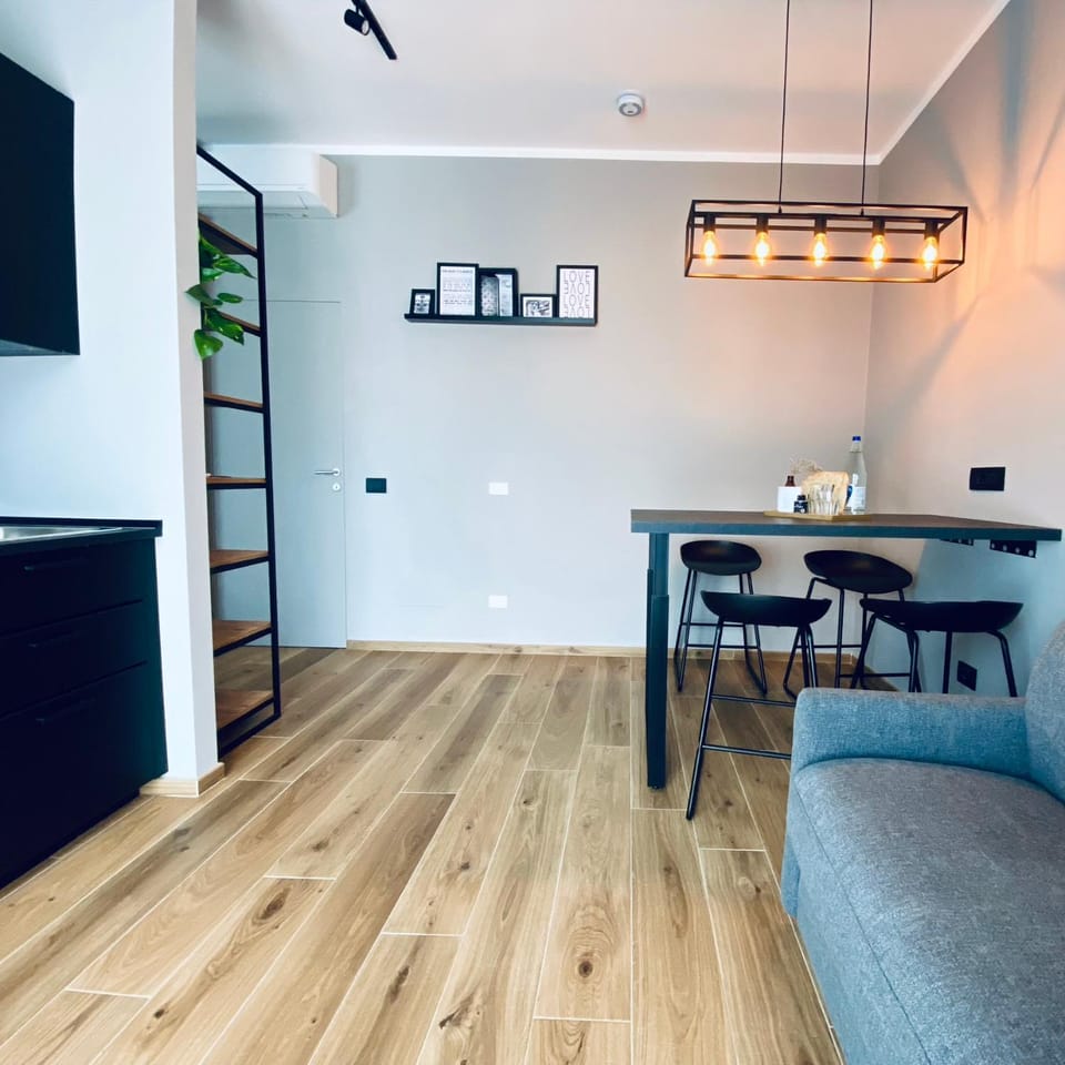 Kitchen or kitchenette, Seating area, Dining area