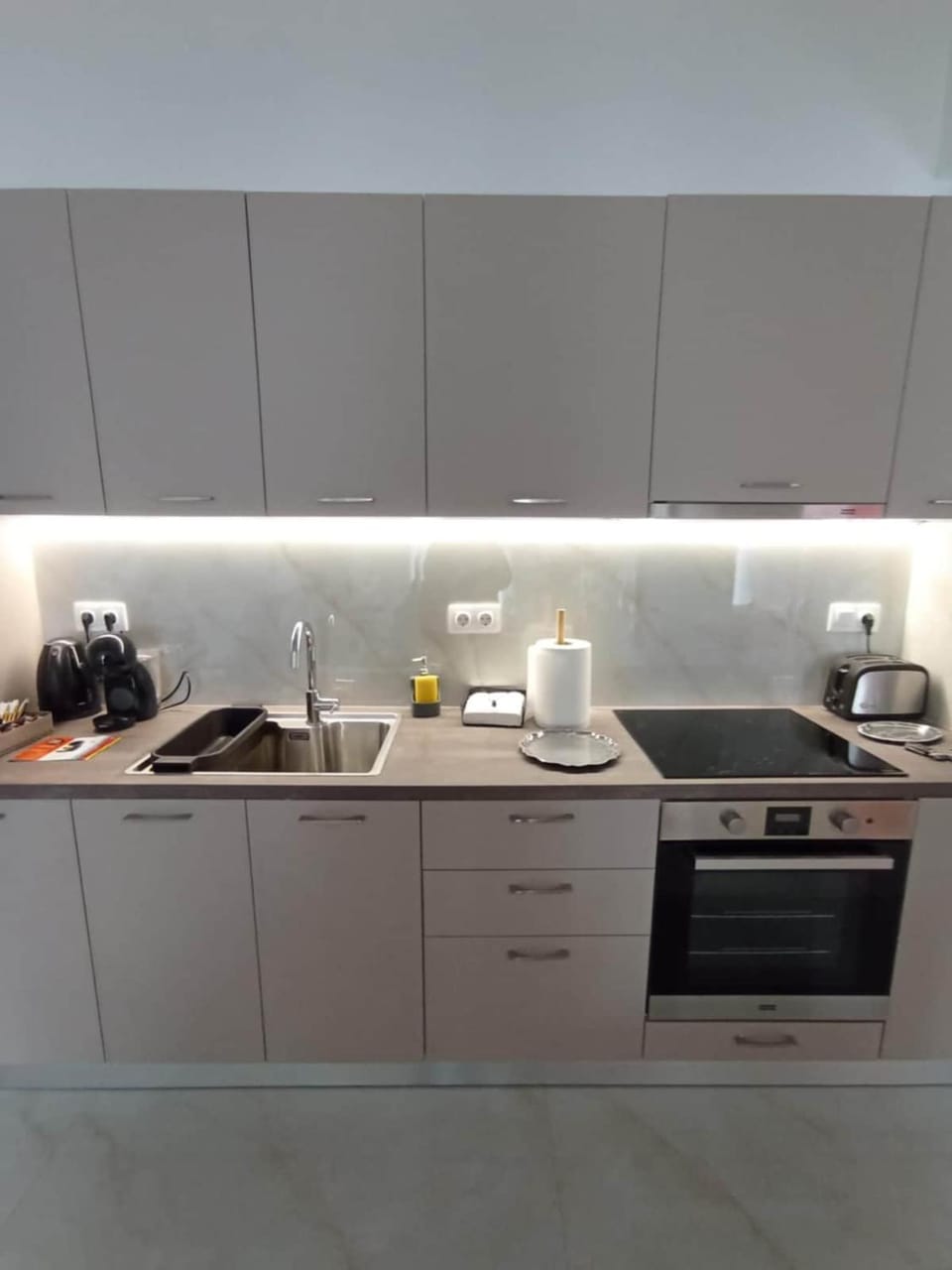 Coffee/tea facilities, Kitchen or kitchenette, stove