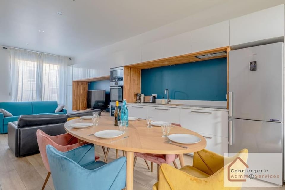Coffee/tea facilities, Kitchen or kitchenette, Dining area, microwave, oven, stove