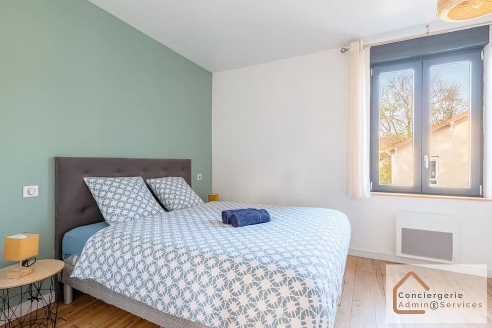 Bed, Photo of the whole room, Bedroom, towels, air conditioner