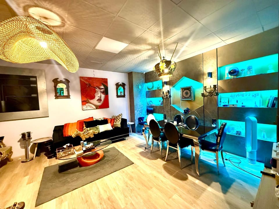 HOSTEL Pepper-Gold -PEDESTRIAN STRETT-3 minutes from marine -very spacious room -BED ROOMS 8 GUEST 55 M2 AND 8 GUEST 65 M2 Hostel in Alicante