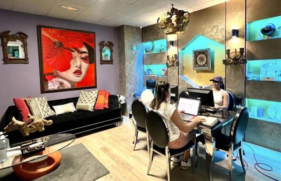 HOSTEL Pepper-Gold -PEDESTRIAN STRETT-3 minutes from marine -very spacious room -BED ROOMS 8 GUEST 55 M2 AND 8 GUEST 65 M2 Hostel in Alicante