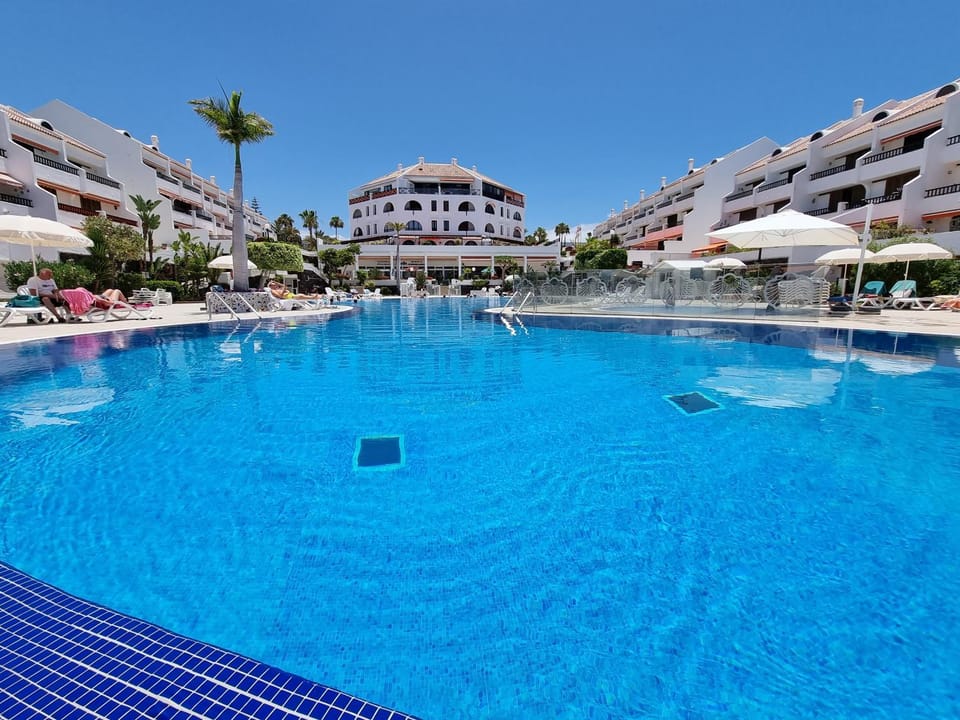 Swimming pool, sunbed