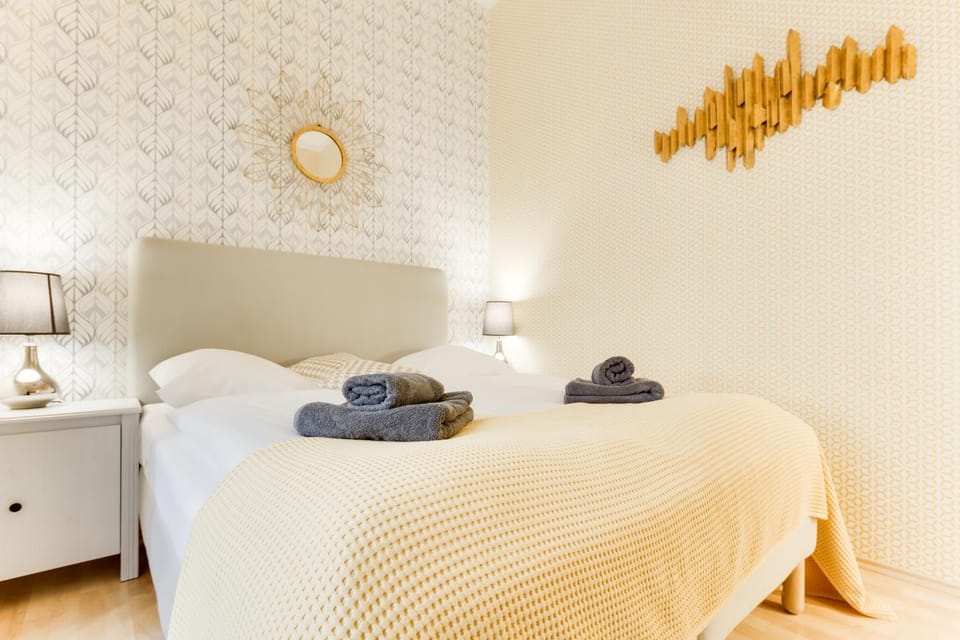 Bed, Bedroom, towels