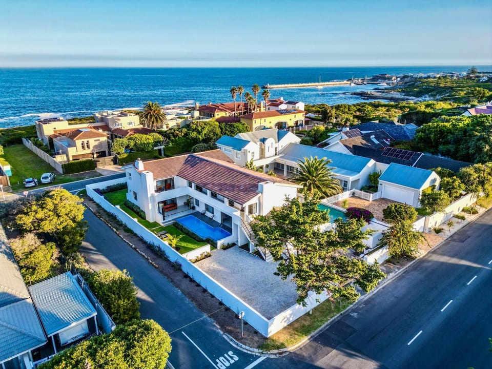 Property building, Nearby landmark, Day, Neighbourhood, Natural landscape, Bird's eye view, Sea view, Street view, Location