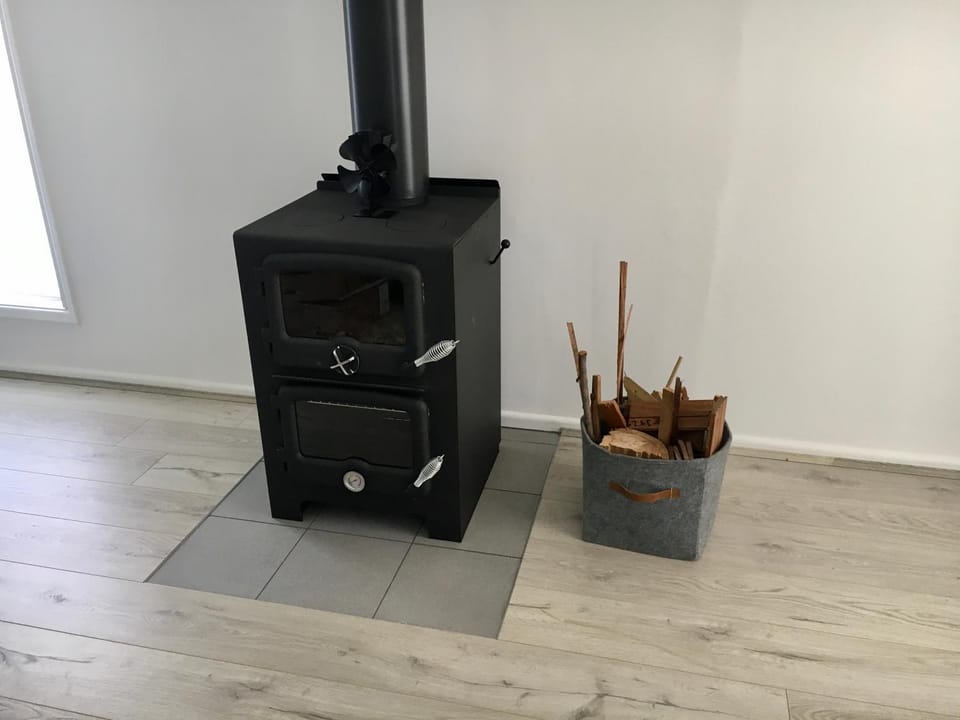 Living room, fireplace, heating