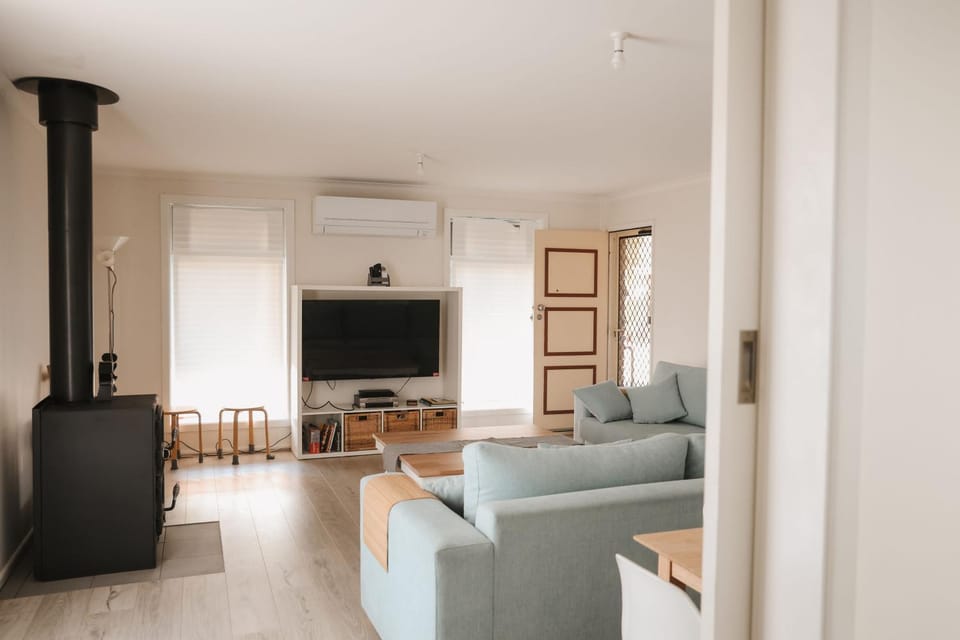 TV and multimedia, Living room, Seating area, Evening entertainment