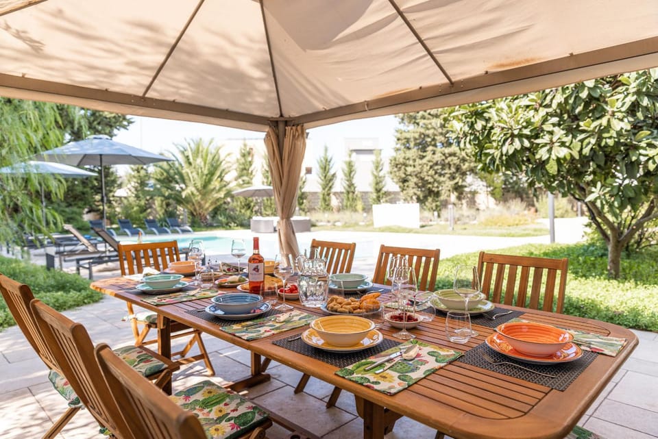 Garden, Seating area, Dining area, Swimming pool