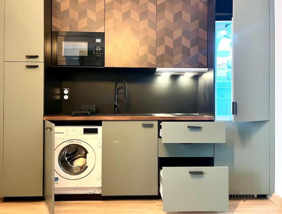 Kitchen or kitchenette, washing machine
