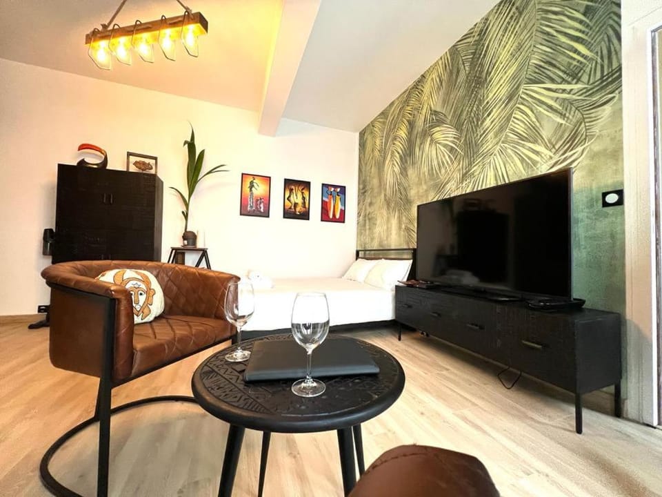 TV and multimedia, Living room, Photo of the whole room, Bedroom