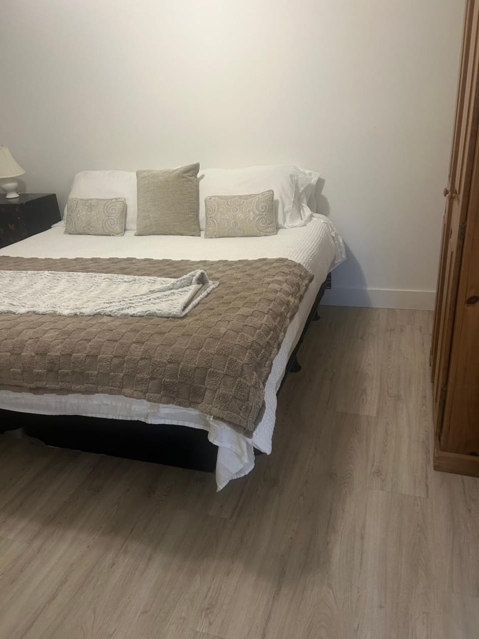 Treetop Suite Apartment in Dysart and Others