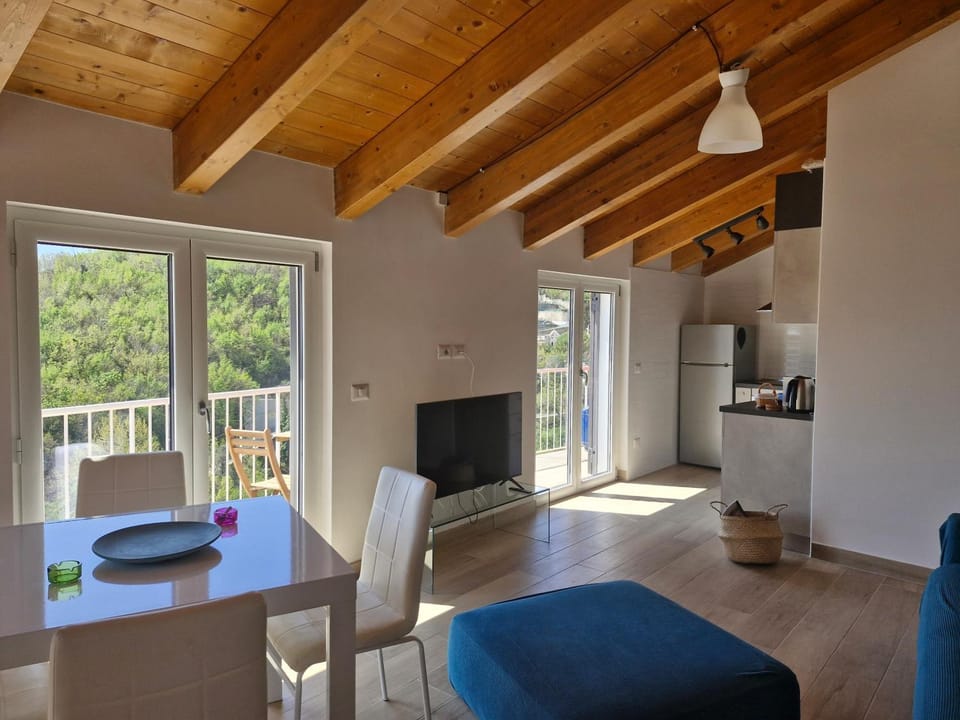 Natural landscape, TV and multimedia, Living room, Seating area, Dining area, kitchen