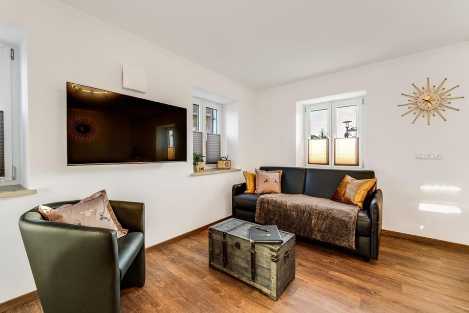 TV and multimedia, Seating area, Bedroom