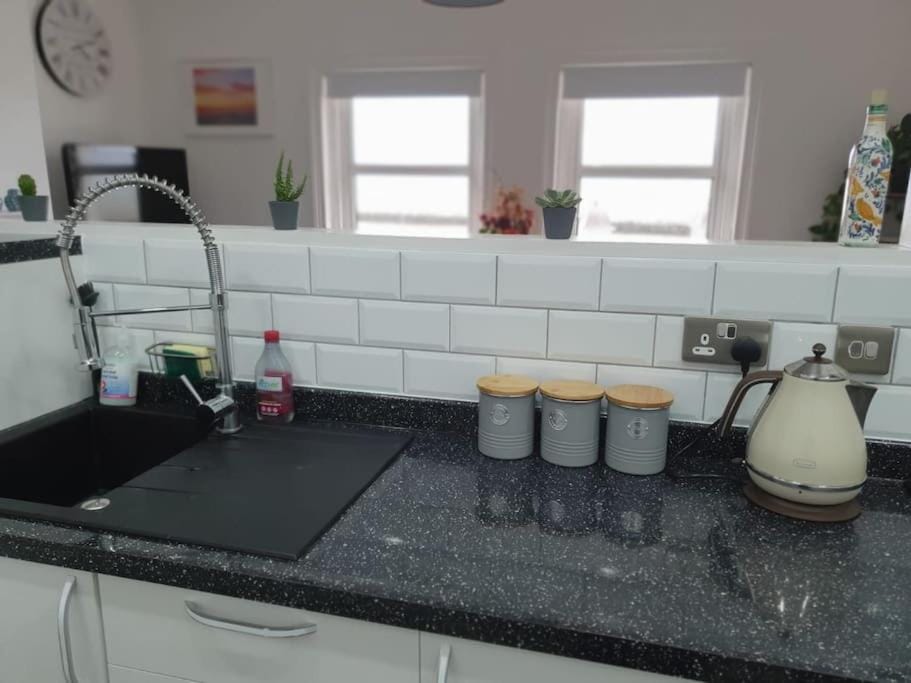 Coffee/tea facilities, View (from property/room), Kitchen or kitchenette, Sea view, stove