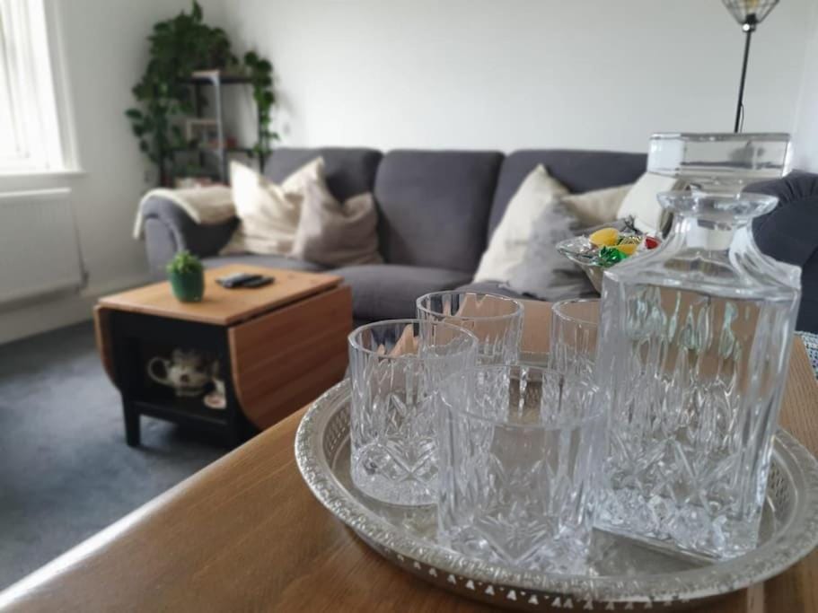 Living room, Food and drinks, Seating area, Drinks