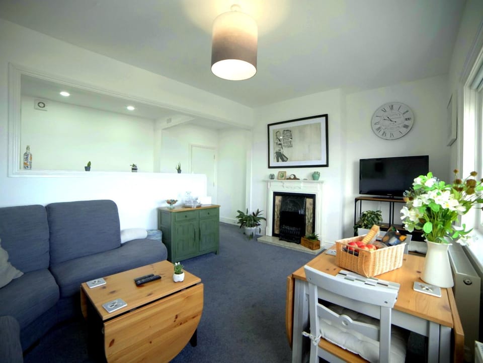 TV and multimedia, Living room, Seating area, Dining area, Evening entertainment