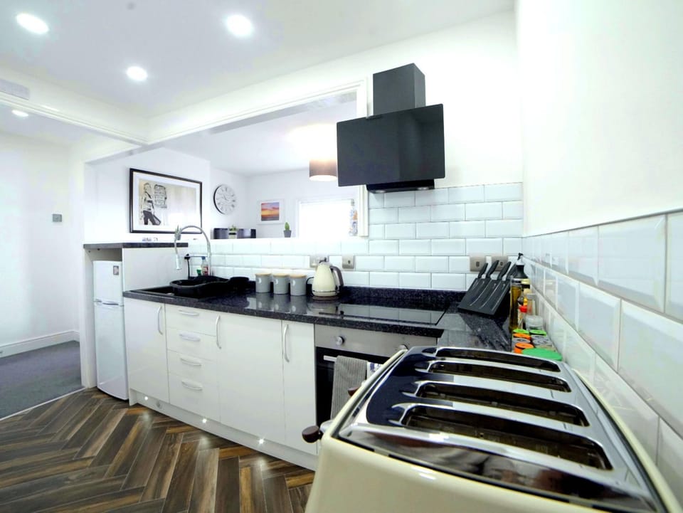Kitchen or kitchenette, oven, stove, toaster, washing machine