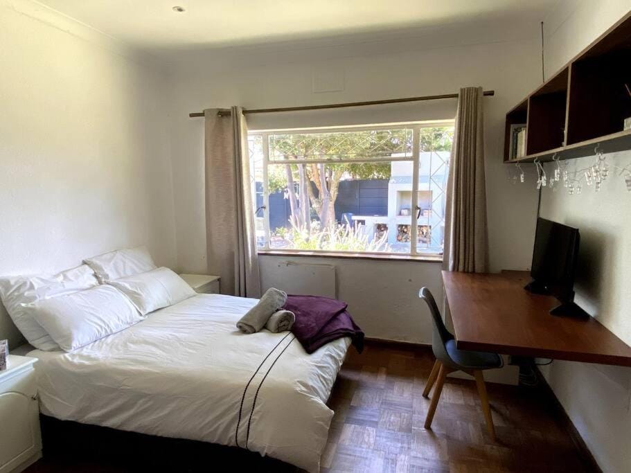 Bed, TV and multimedia, Bedroom