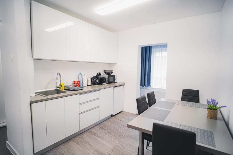 Coffee/tea facilities, Kitchen or kitchenette, Dining area, toaster