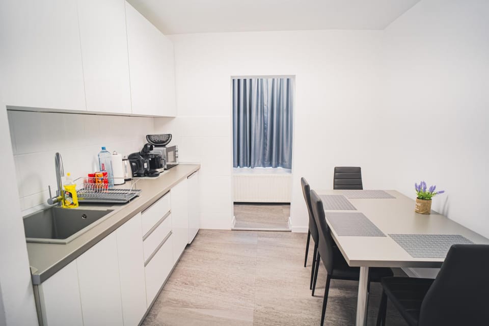 Coffee/tea facilities, Kitchen or kitchenette, Dining area
