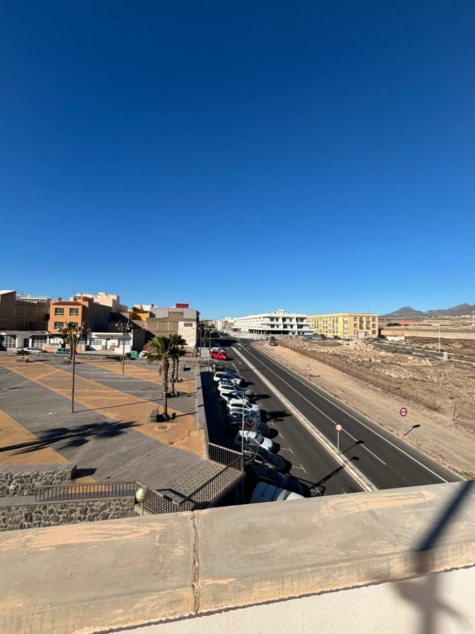 Neighbourhood, Natural landscape, Street view, Location, Parking
