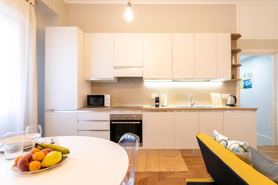 Kitchen or kitchenette, Living room, Seating area, Time of day, oven