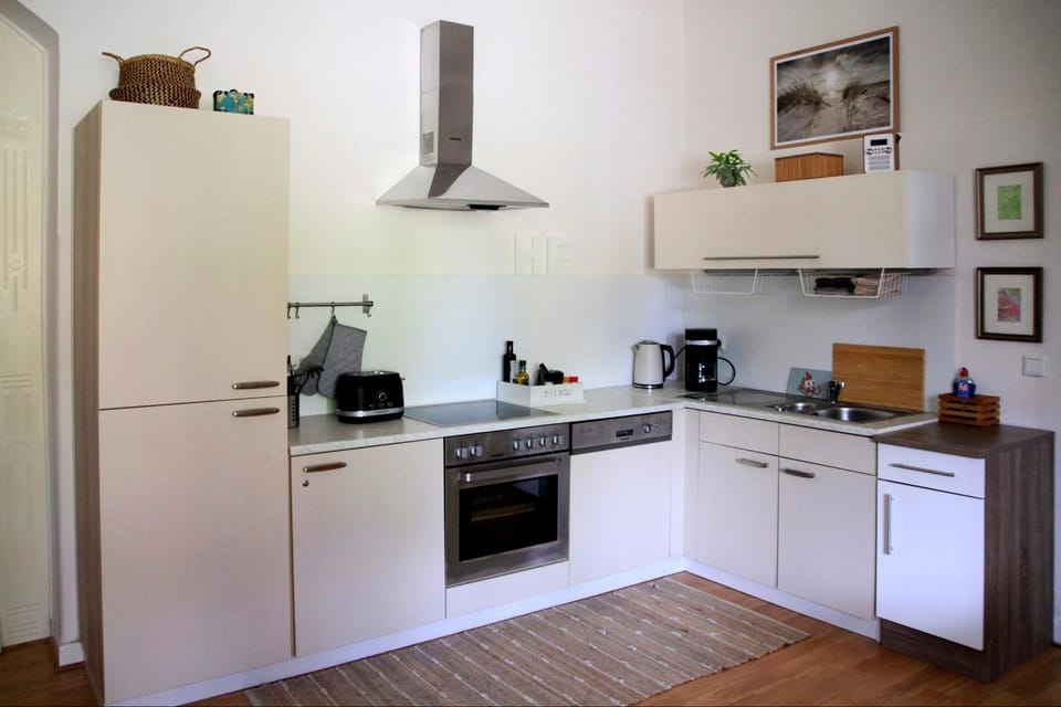 Coffee/tea facilities, Kitchen or kitchenette, dishwasher, oven, stove